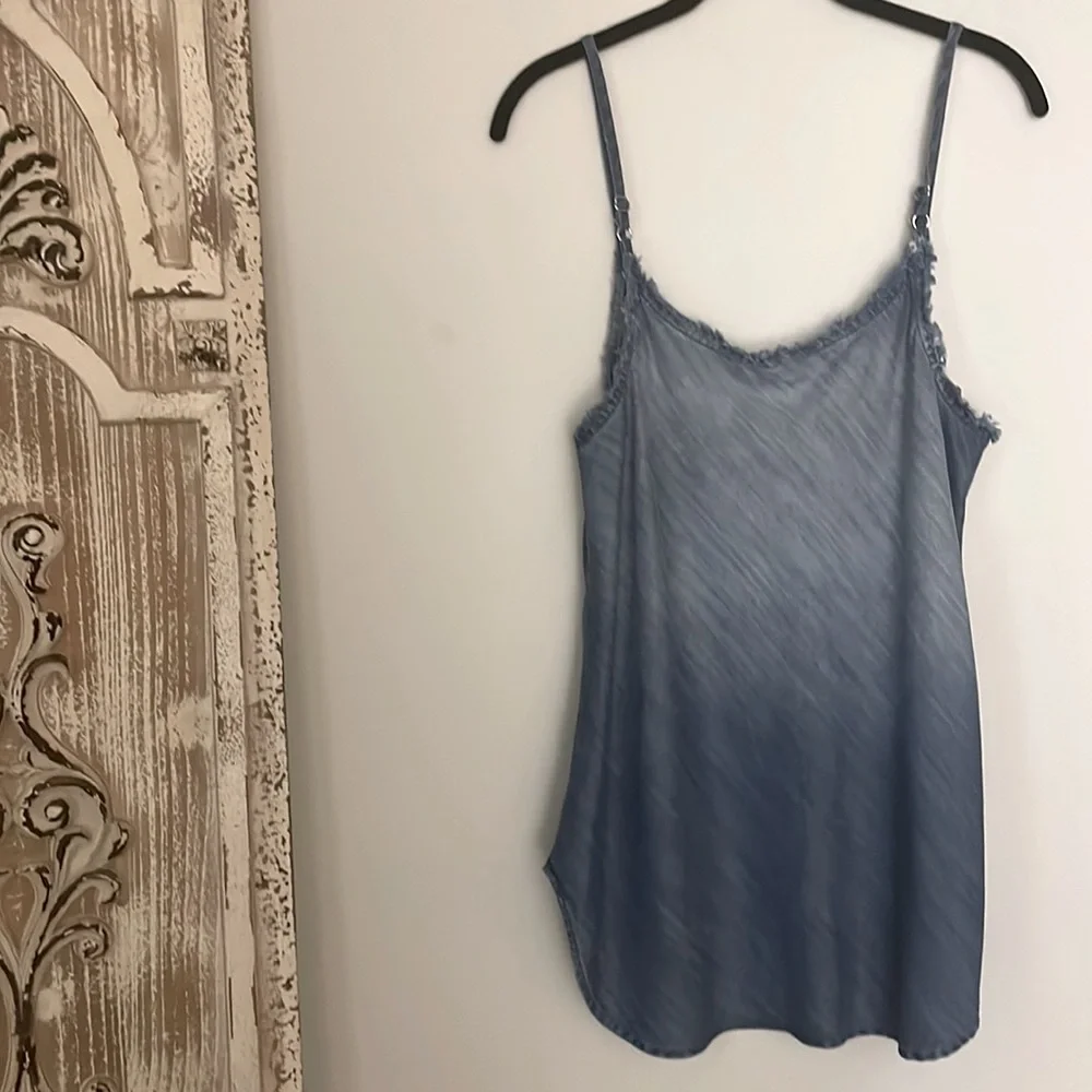 BELLA DAHL OMBRÉ FRAYED EDGE TOP - Picture 5 of 6